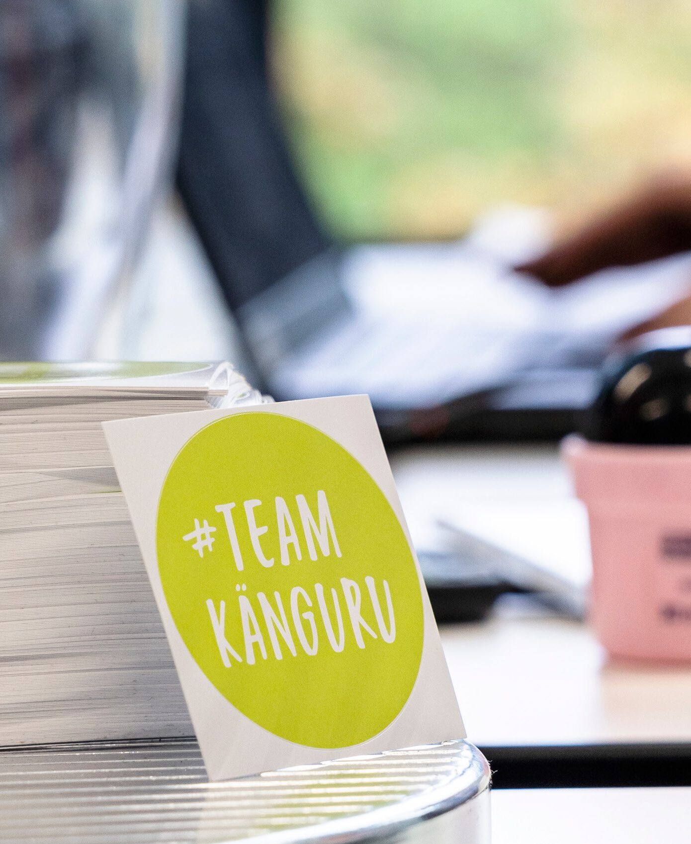 Das Bild zeigt einen Stapel von Aufklebern mit der Aufschrift #TeamKänguru in Bezug auf einen Karrierestart bei MediaLogistik.