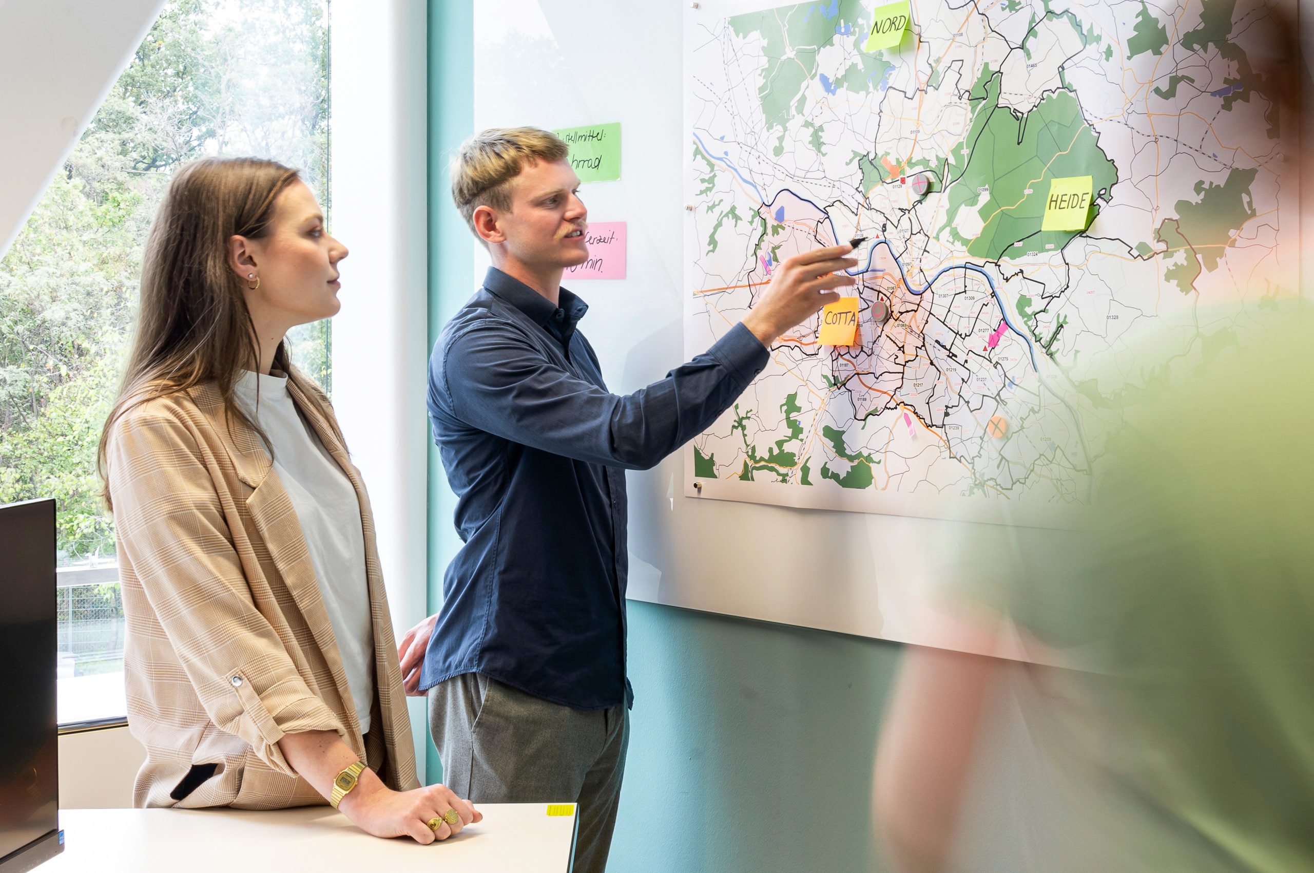 Das Bild zeigt zwei Mitarbeiter bei der Logistikplanung für MediaLogistik.