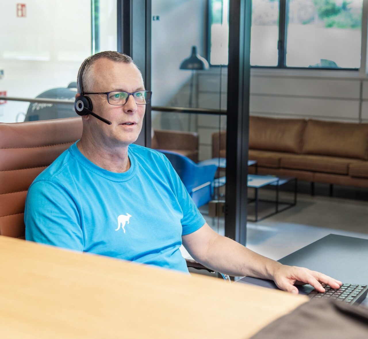 Das Bild zeigt einen Mitarbeiter aus dem Kundenservice und Kontakt der MediaLogistik GmbH.