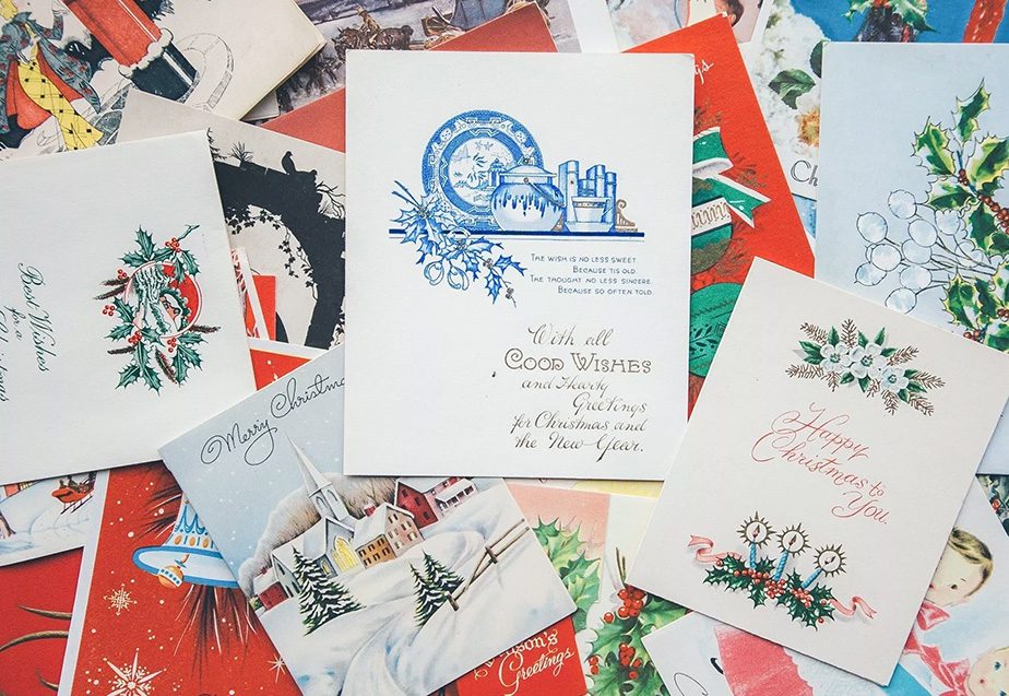 Das Bild zeigt personalisierte Weihnachtskarten, die Sie bei uns ordern können. Wir erstellen Sie und liefern Sie sofort aus
