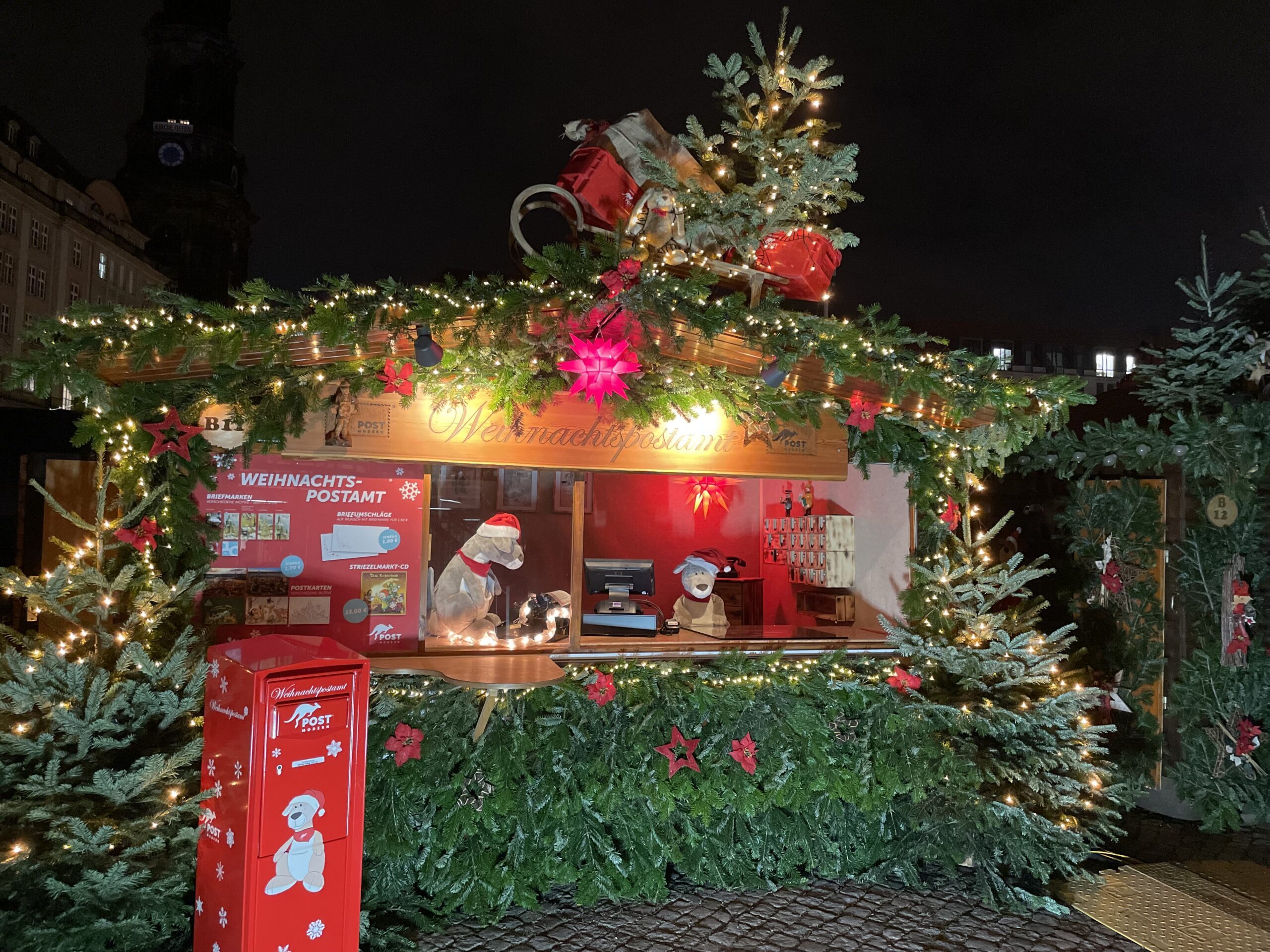 Das Bild zeigt das Weihnachtspostamt auf dem Dresdner Striezelmarkt 2023.