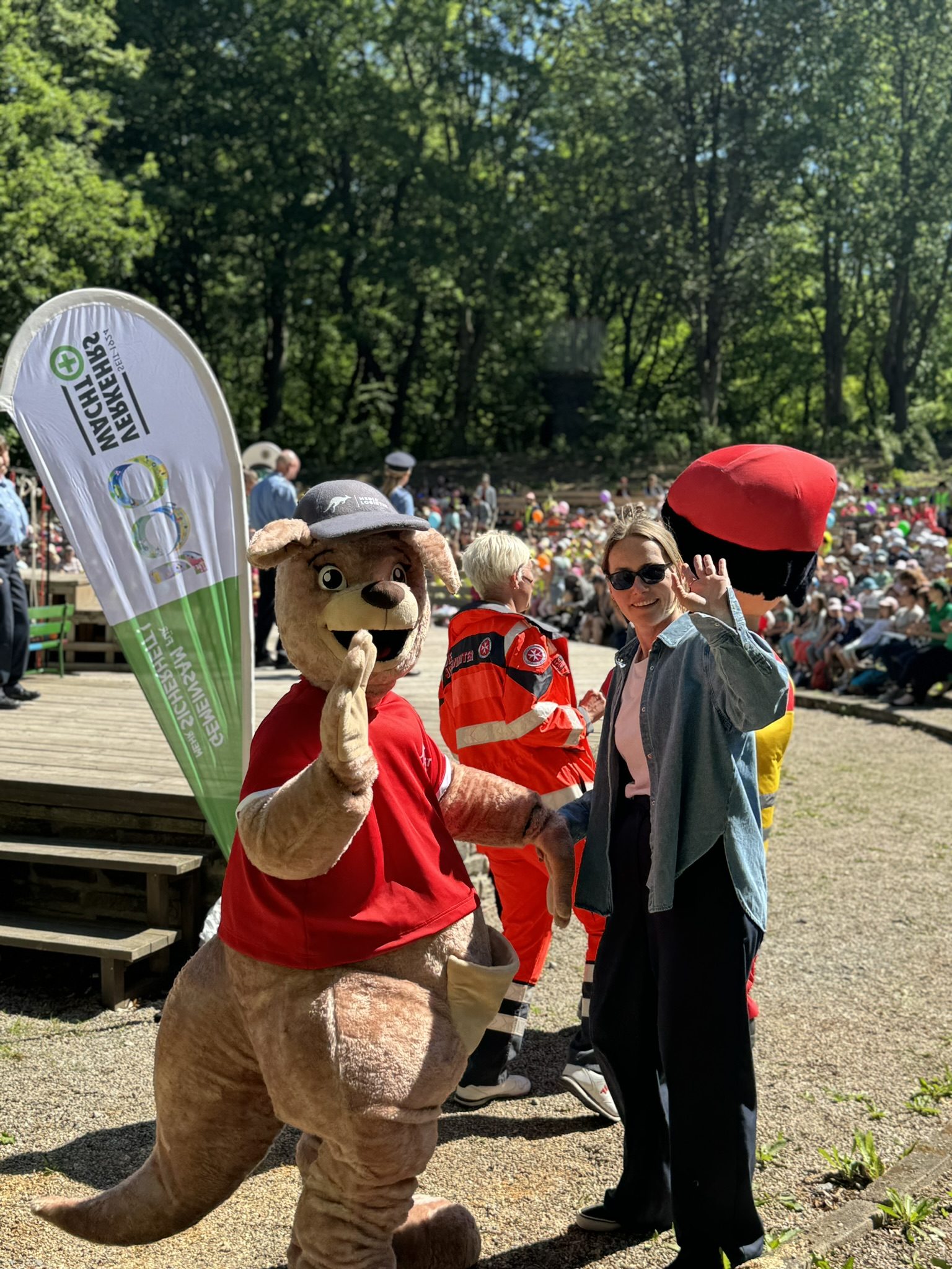 Das Bild zeigt das Maskottchen Logi und Teamleiterin Marketing Ricarda Marx beim Zuckertütenfest in Chemnitz und Dresden.