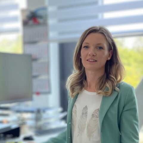 Das Bild zeigt Mitarbeiterin Monique Matthies, welche sich im Blog-Beitrag und ihren Arbeitsalltag vorstellt.