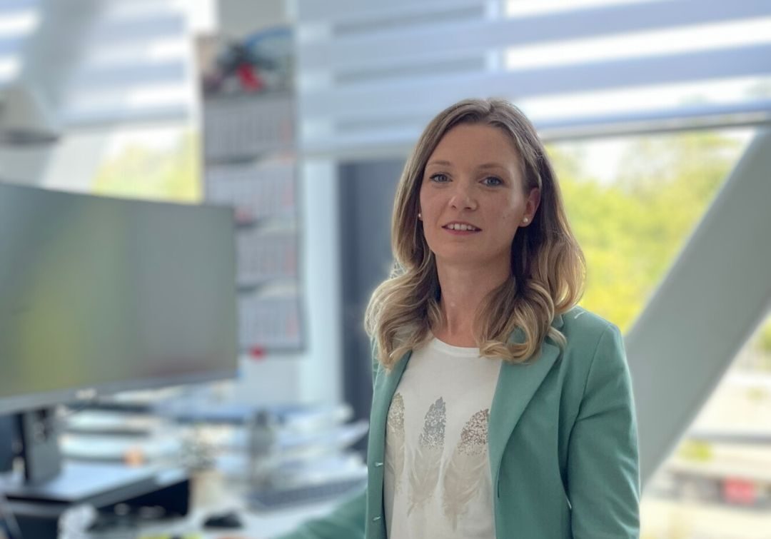 Das Bild zeigt Mitarbeiterin Monique Matthies, welche sich im Blog-Beitrag und ihren Arbeitsalltag vorstellt.